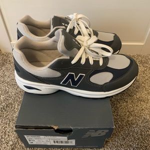 Size 6.5 Kids/ Womens 7-7.5 New Balance 498s!